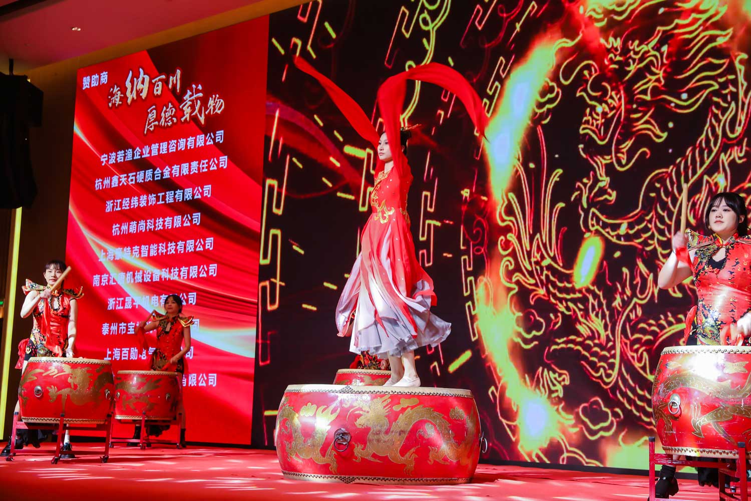 Với lòng nhiệt huyết và sự dũng cảm, chúng ta cùng nhau tiến tới núi và biển